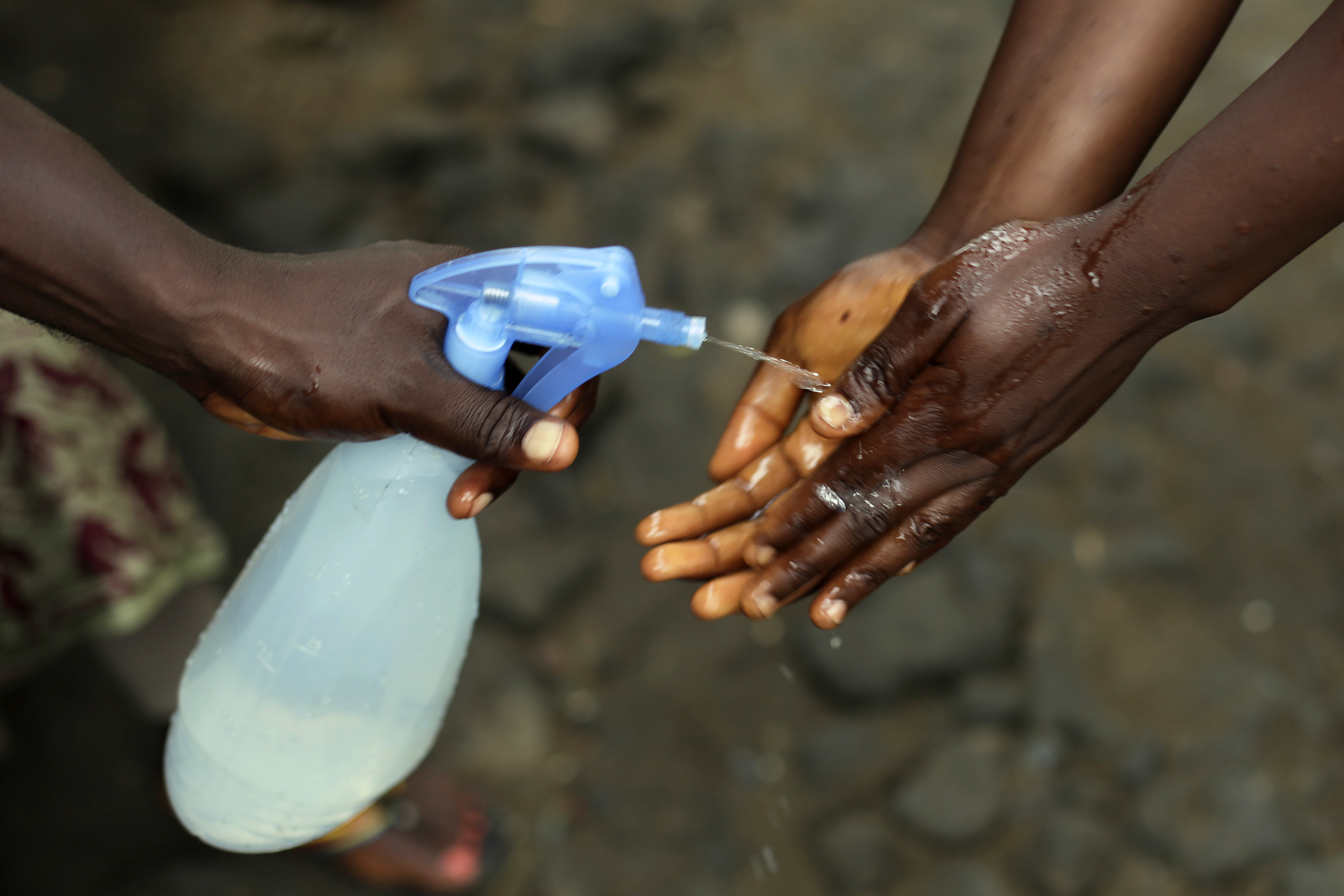 Promise Cooper, 16, tvättar händerna med klorinlösning på barnhemmet där han tillsammans med sin elvaårige bror nu bor. Deras föräldrar och fem månader gamla lillebror har under året dött i ebola. 